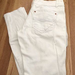 🎈⚠️SALE 2 x 8 or 3 x 10⚠️🎈skinny white ripped L